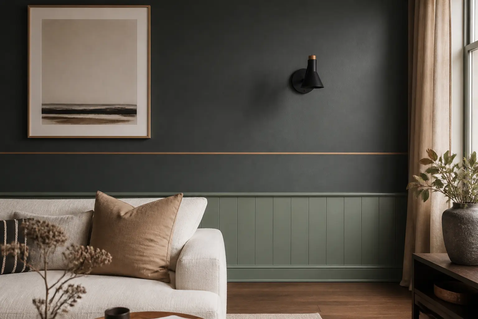 Habiller un mur avec peinture sombre, soubassement coloré, ligne fine, applique et cadre minimaliste.